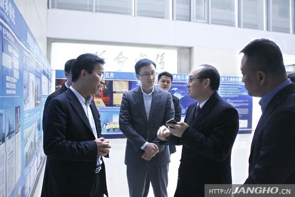 SOHO中国有限公司董事长潘石屹莅临乐投幕墙考察旅行